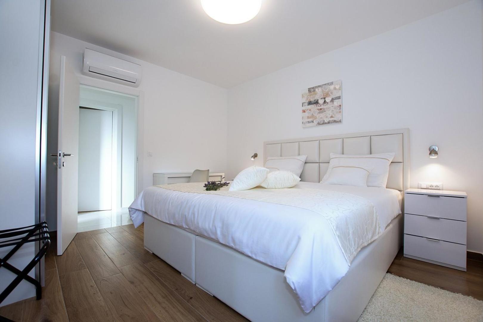 Villa Stella - Crowonder Luxury Rent Туран Екстериор снимка